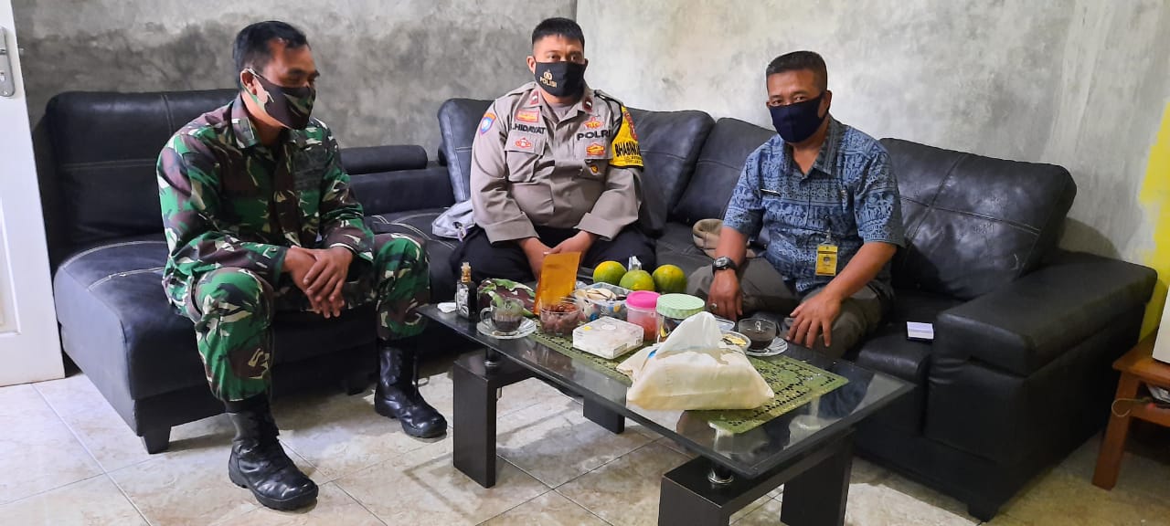 Bhabinkamtibmas Desa Hegarmanah Jalin Kedekatan Dengan Warga Desa Binaan Melalui Kegiatan Anjangsana 